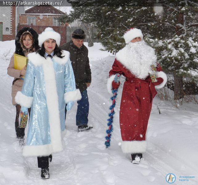 К маленьким аткарчанам пришли Дед Мороз и Снегурочка в погонах (Фото)