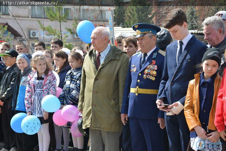 К  памятнику первому космонавту ГАГАРИНУ легли первые весенние цветы