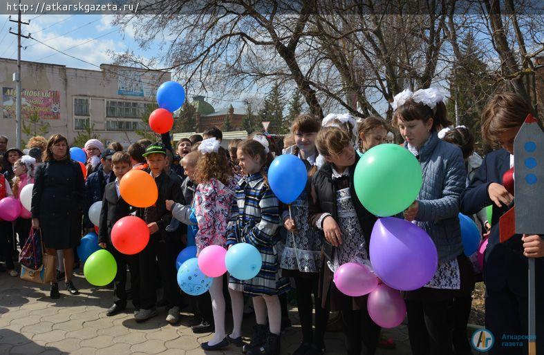 К  памятнику первому космонавту ГАГАРИНУ легли первые весенние цветы