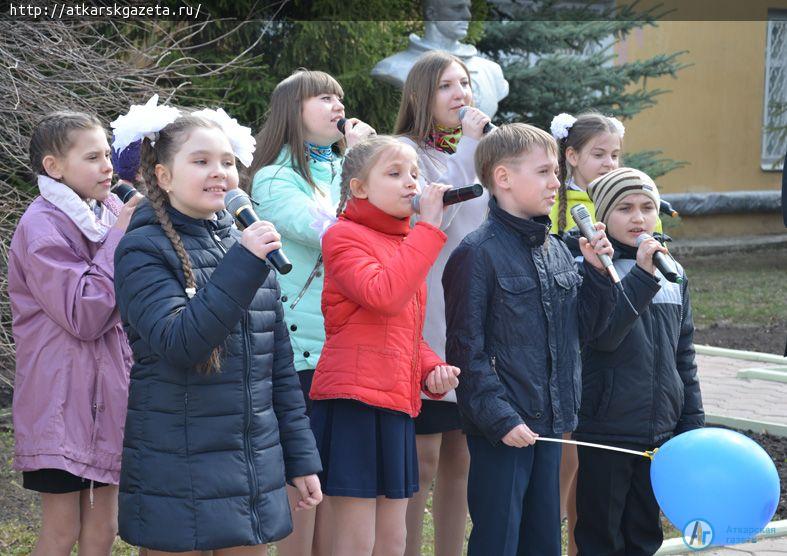 К  памятнику первому космонавту ГАГАРИНУ легли первые весенние цветы