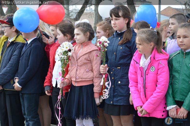 К  памятнику первому космонавту ГАГАРИНУ легли первые весенние цветы