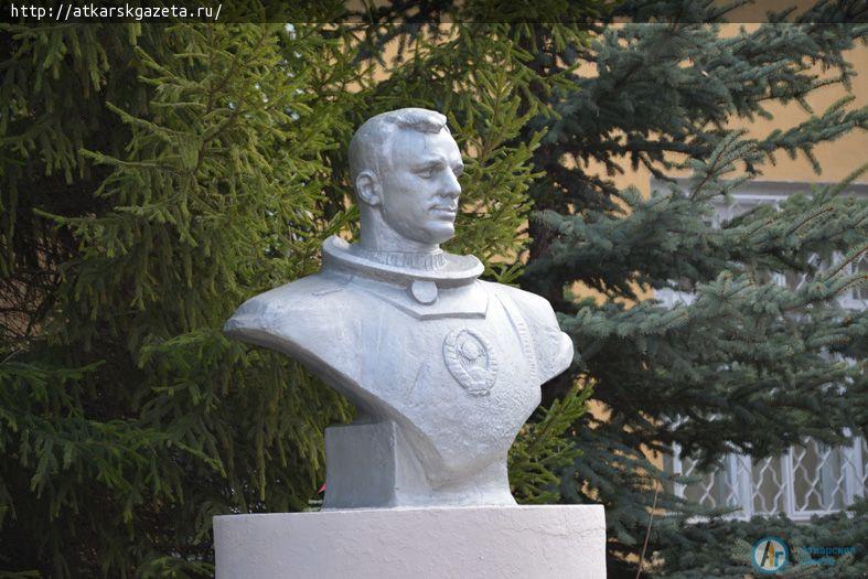 К  памятнику первому космонавту ГАГАРИНУ легли первые весенние цветы