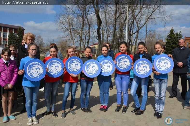 К  памятнику первому космонавту ГАГАРИНУ легли первые весенние цветы