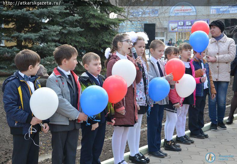 К  памятнику первому космонавту ГАГАРИНУ легли первые весенние цветы