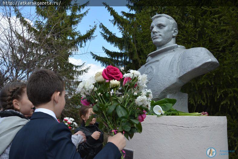К  памятнику первому космонавту ГАГАРИНУ легли первые весенние цветы