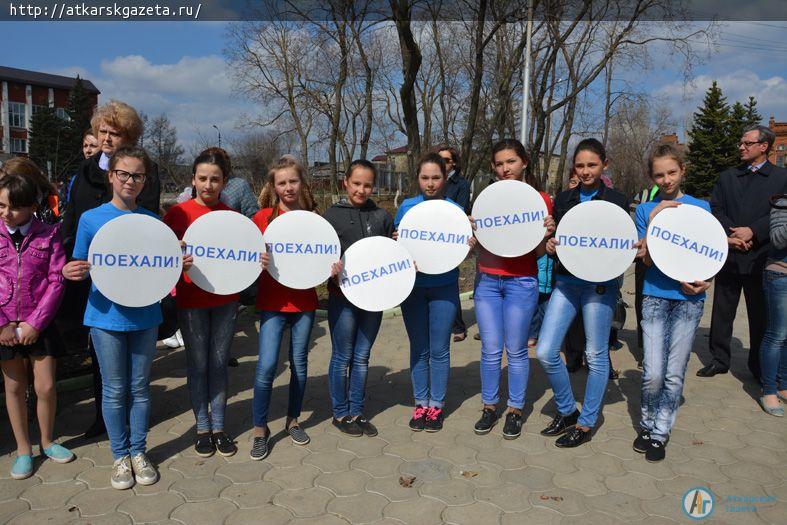 К  памятнику первому космонавту ГАГАРИНУ легли первые весенние цветы