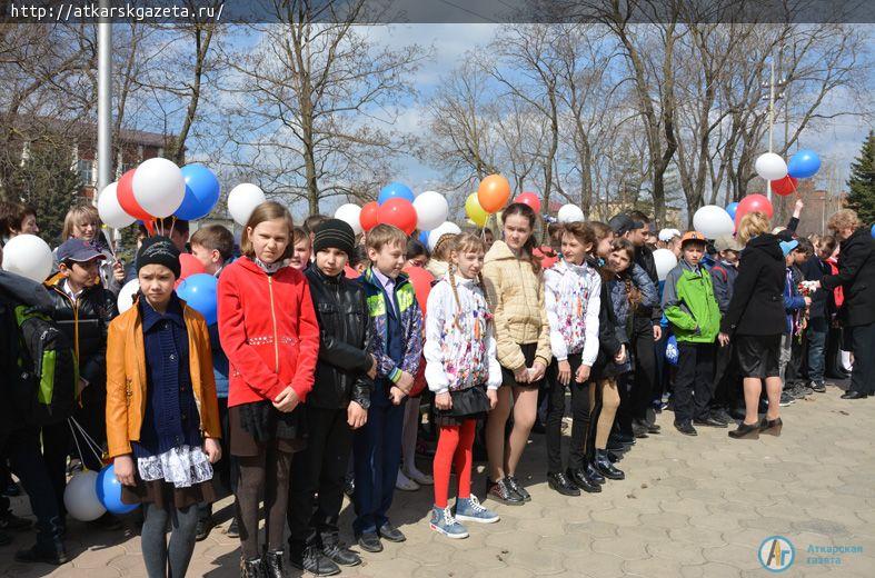 К  памятнику первому космонавту ГАГАРИНУ легли первые весенние цветы