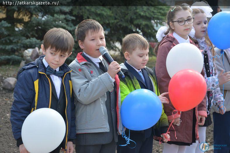 К  памятнику первому космонавту ГАГАРИНУ легли первые весенние цветы