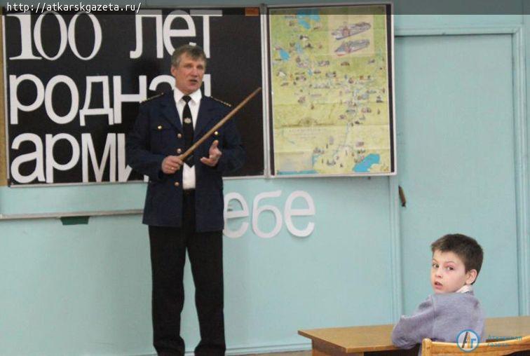 Капитан теплохода «Дмитрий Пожарский» показал сельским школьникам свой фильм о Волге (ФОТО)