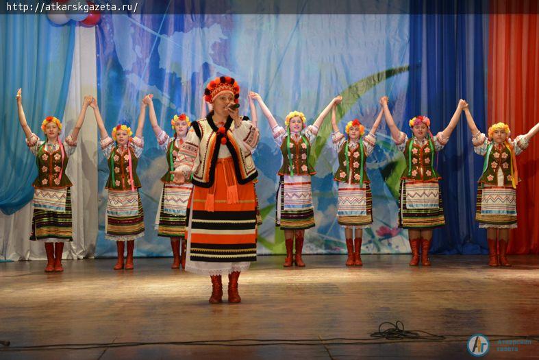 Казаки Донского казачьего войска поздравили аткарчан с Днем России (ФОТО)