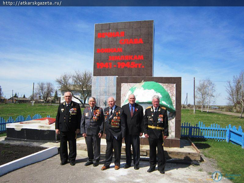 Кочетовская школа приняла от ветеранов копию Знамени Победы