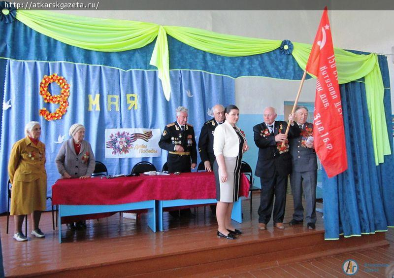 Кочетовская школа приняла от ветеранов копию Знамени Победы