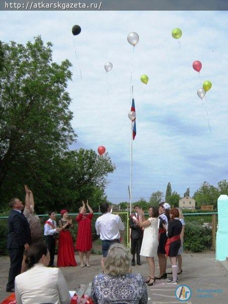 Кочетовские девятиклассники выпустили в небо разноцветные шары