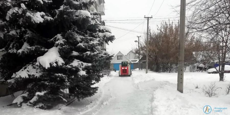 Коммунальщики убирают последствия первого снегопада