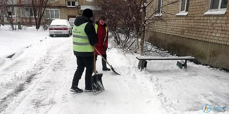 Коммунальщики убирают последствия первого снегопада