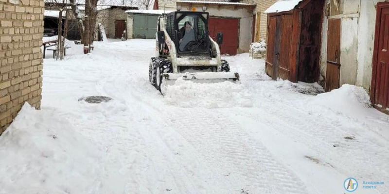 Коммунальщики убирают последствия первого снегопада