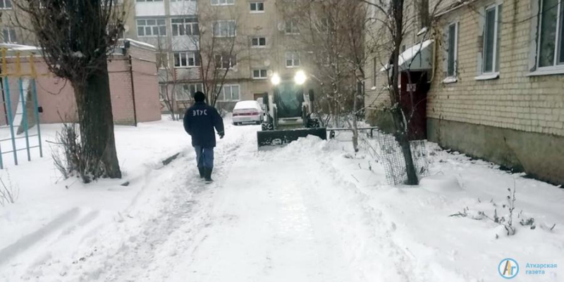 Коммунальщики убирают последствия первого снегопада