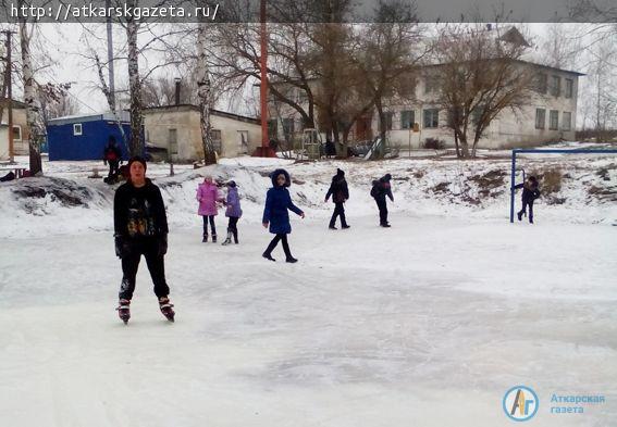 Коньками звучно режут лёд даниловские школьники (ФОТО)