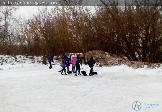 Коньками звучно режут лёд даниловские школьники (ФОТО)