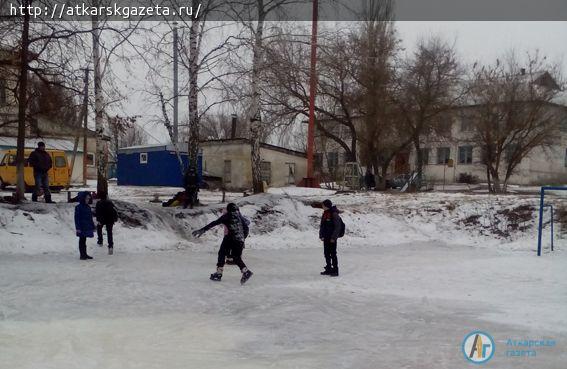 Коньками звучно режут лёд даниловские школьники (ФОТО)