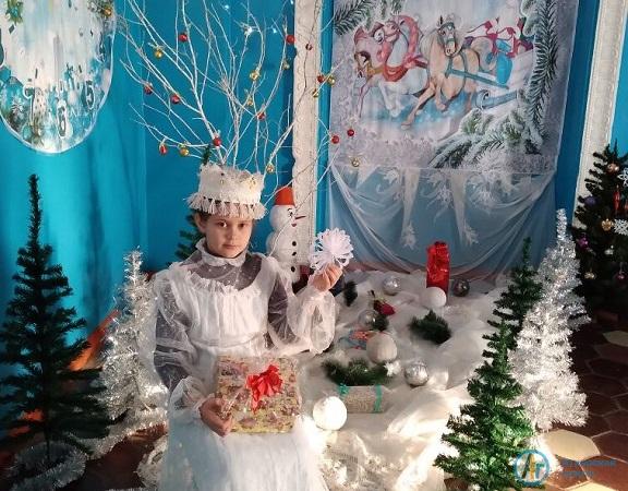 Конкурс «АГ» Эрик Чобанян представляет на конкурс елку из макарон