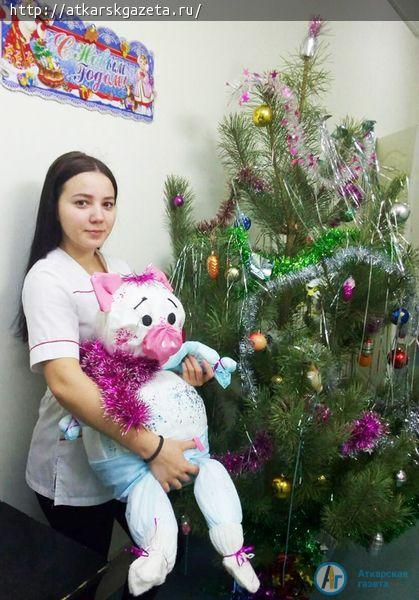 Конкурс "АГ". Кукла новорожденного поросенка вписалась в новогодний дизайн родильного отделения