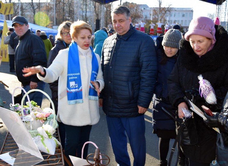 Королева роз представила район на саратовской ярмарке