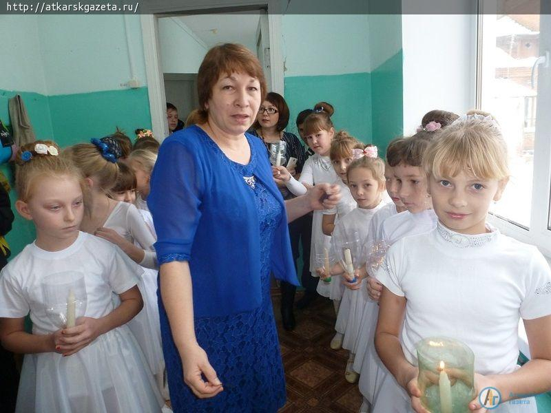 Костюмы Деда Мороза и Снегурочки сшила учитель технологии (ФОТО)