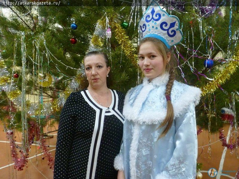 Костюмы Деда Мороза и Снегурочки сшила учитель технологии (ФОТО)