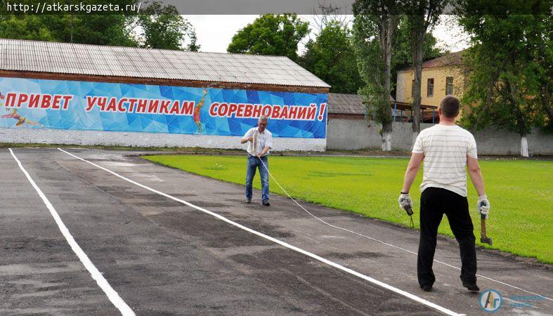Кресла для зрителей монтируют на стадионе «Локомотив» (ФОТО)