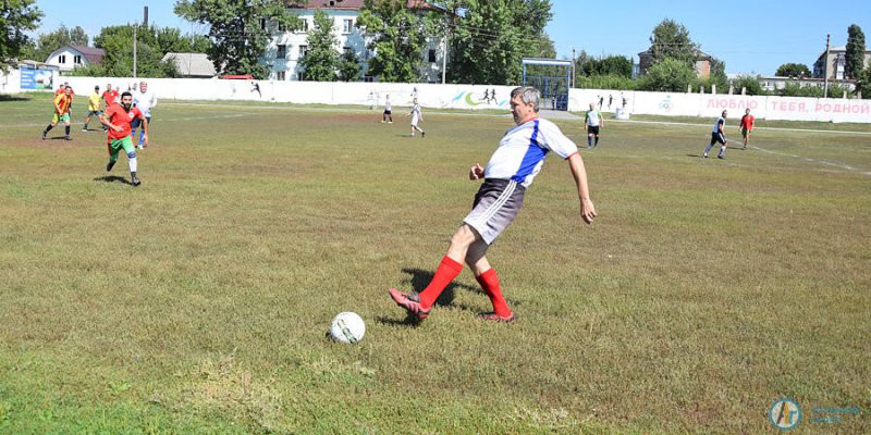 «Легенды аткарского футбола» уступили действующей сборной района