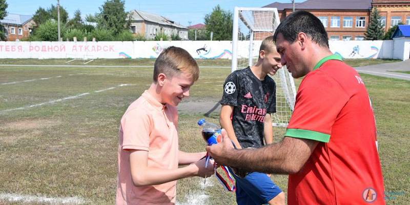 «Легенды аткарского футбола» уступили действующей сборной района