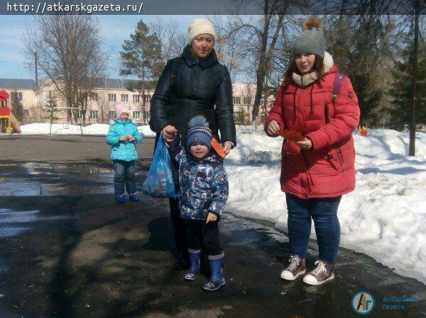 Лицеисты подарили аткарчанам улыбки