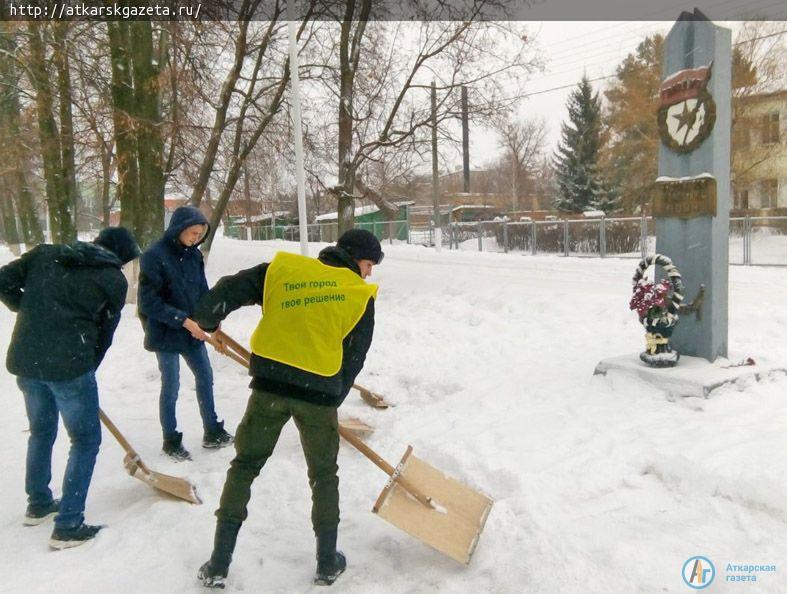Лицеисты-волонтеры очистили от снега бульвар Вали Макеевой