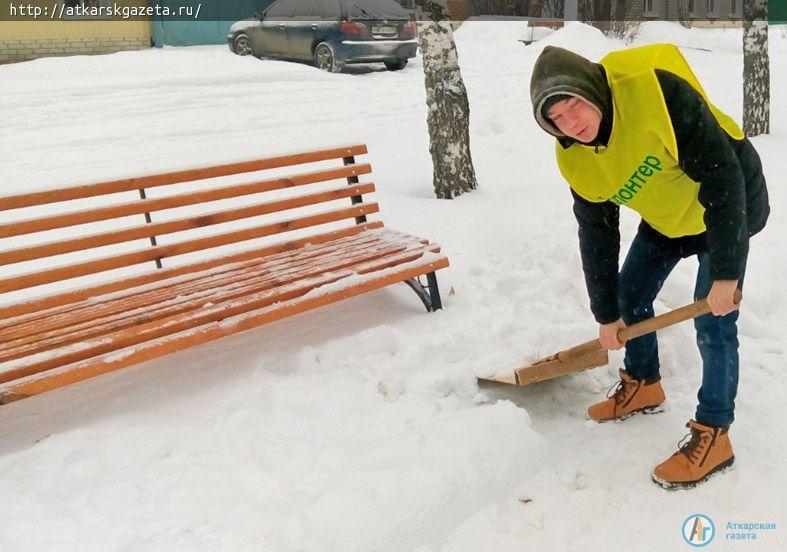 Лицеисты-волонтеры очистили от снега бульвар Вали Макеевой