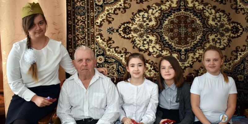 Лопуховские школьники поздравили с 93-летием участника войны