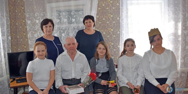 Лопуховские школьники поздравили с 93-летием участника войны