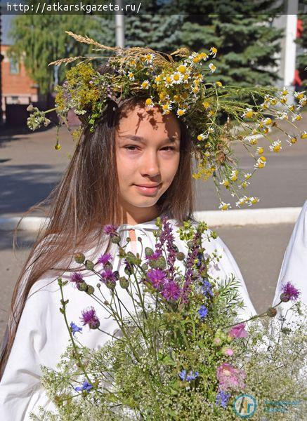 Лучшие семьи Аткарского района запустили в небо голубей