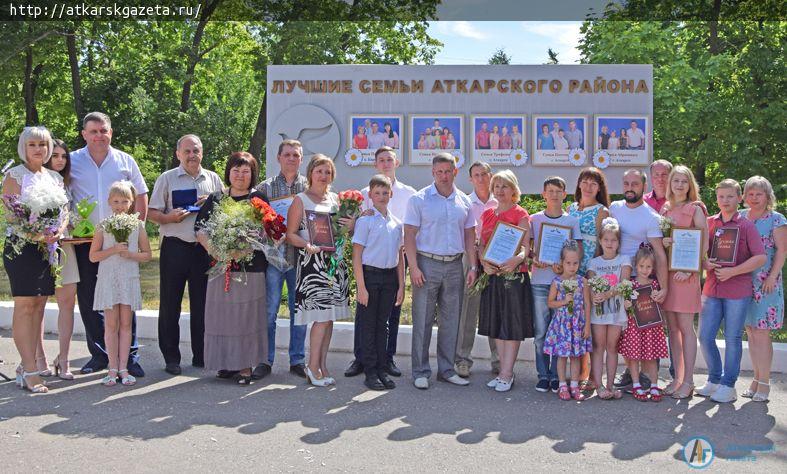 Лучшие семьи Аткарского района запустили в небо голубей