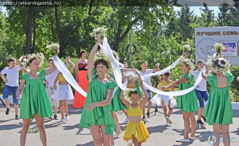 Лучшие семьи Аткарского района запустили в небо голубей