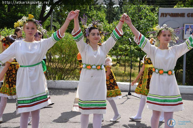 Лучшие семьи района загадали желание и выпустили в небо шары (ФОТО)