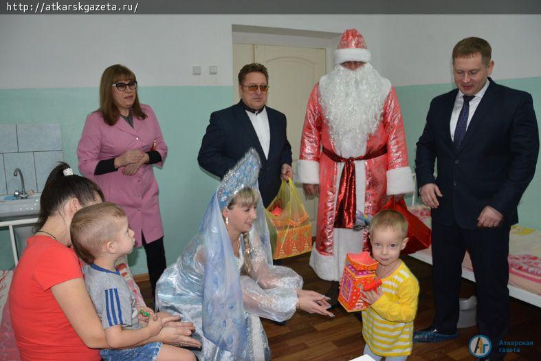 Маленькие пациенты районной больницы получили новогодние подарки от Виктора ЕЛИНА (ФОТО)