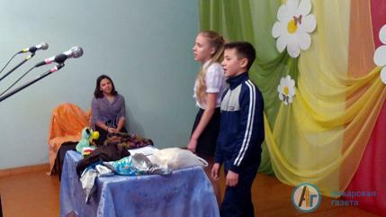 Мамам из Большой Екатериновки спели песни и показали спектакль