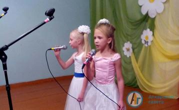 Мамам из Большой Екатериновки спели песни и показали спектакль
