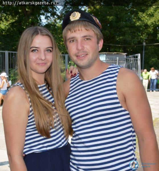Маршем и вручением медалей отметил Аткарск День ВМФ (Фоторепортаж)