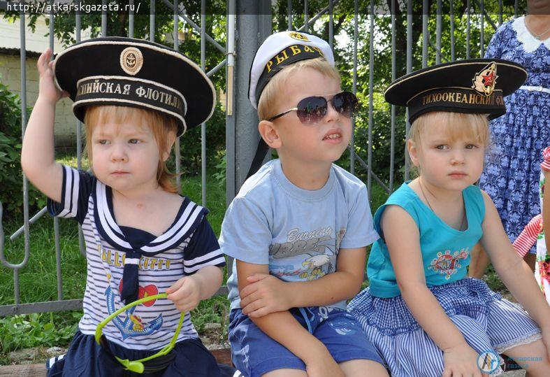 Маршем и вручением медалей отметил Аткарск День ВМФ (Фоторепортаж)