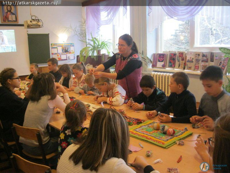 Мастер-классы по изготовлению русской национальной игрушки прошли в аткарских храмах