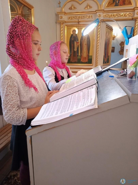 Матушка Анастасия учит детей петь патриотические и церковные песни