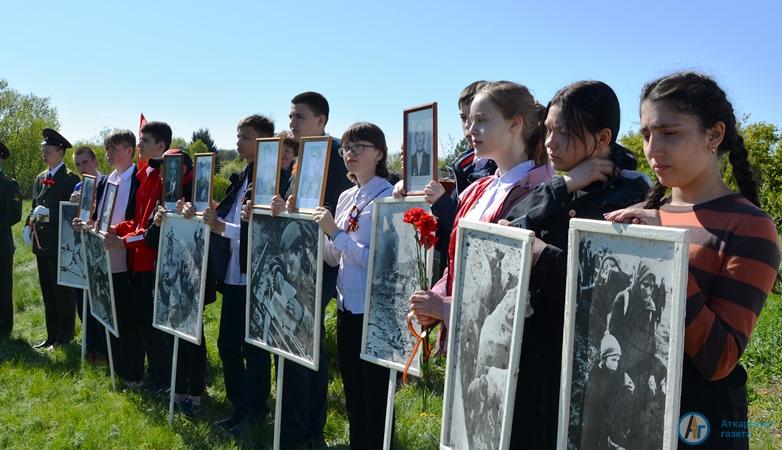 Митинг памяти прошел у братской могилы советских воинов в Аткарске