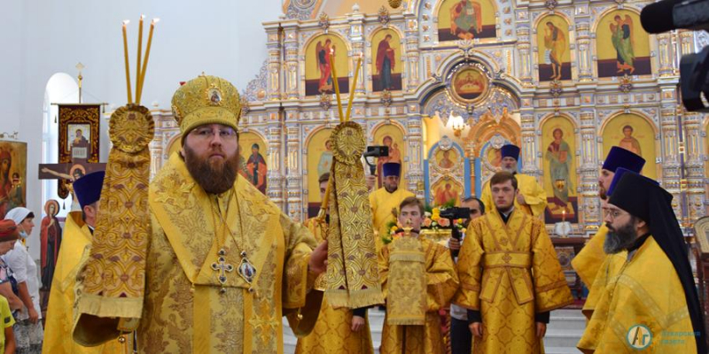 Митрополит Игнатий ведет чин великого освящения Петропавловского храма